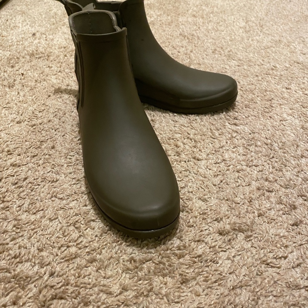 Hunter olive rain boots